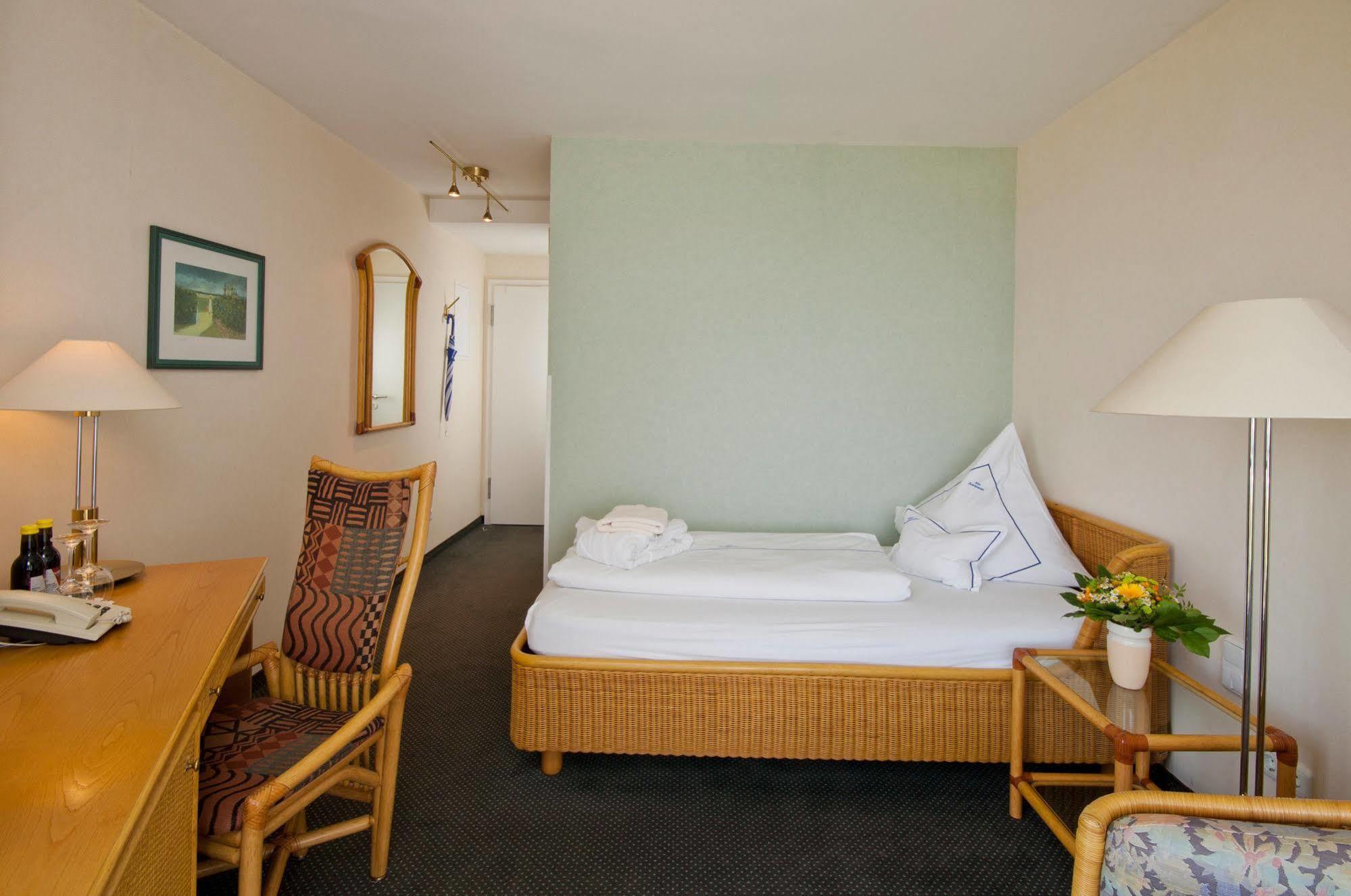 Hotel Seeschloesschen Hohwacht Exterior foto